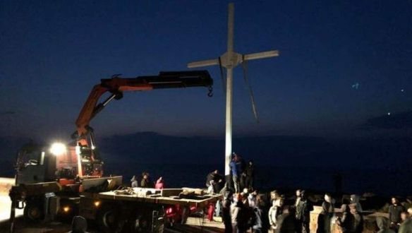 Felhúztak egy keresztet Leszbosz szigetén, előállították őket