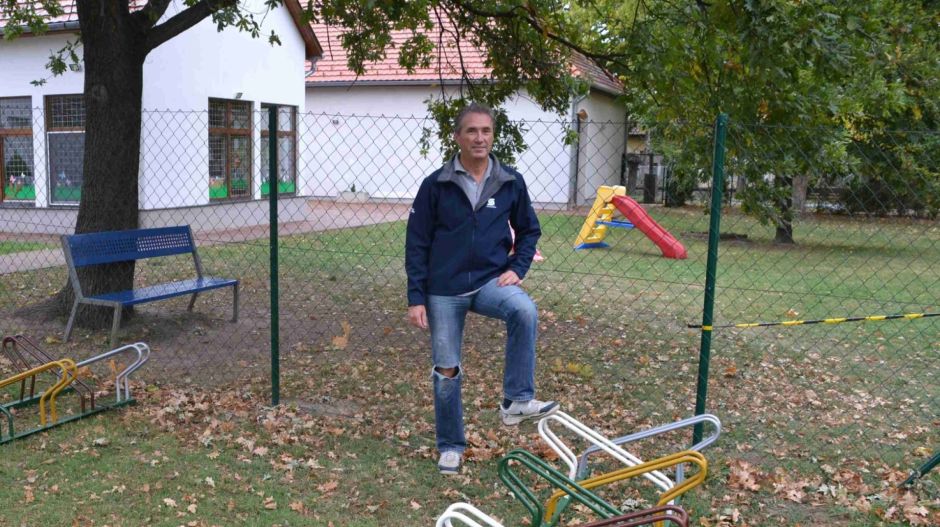 „Sosem kellett ennyire a hatalomhoz dörgölőzni azért, hogy fejleszteni tudjuk a falut”