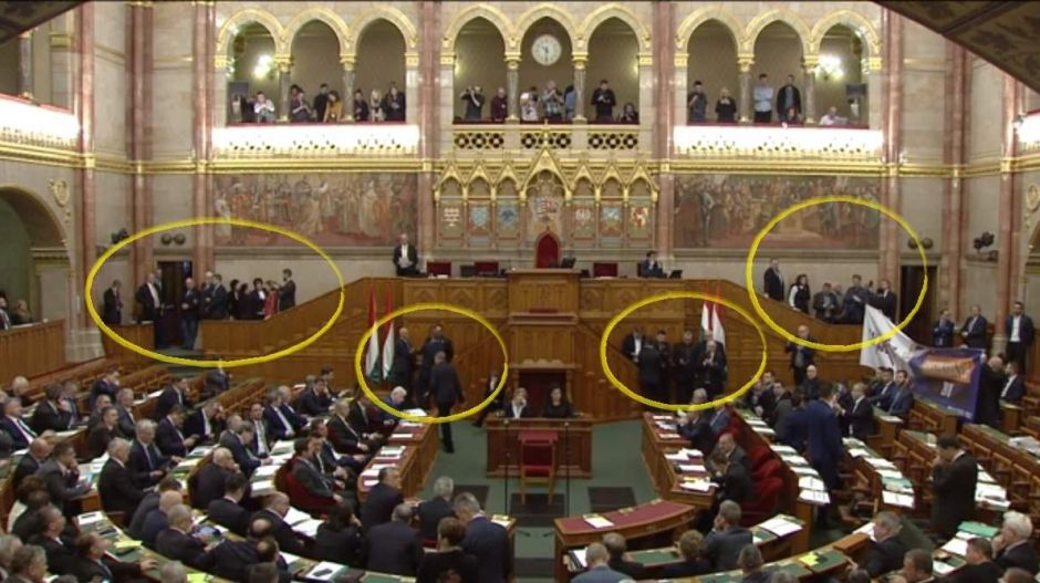 Hiába foglalta el az ellenzék a parlamenti pulpitust, így is megszavazták a rabszolgatörvényt