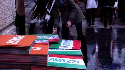 Az állami ünnepség munkatársai fideszes táblákat osztogattak a Kossuth téren