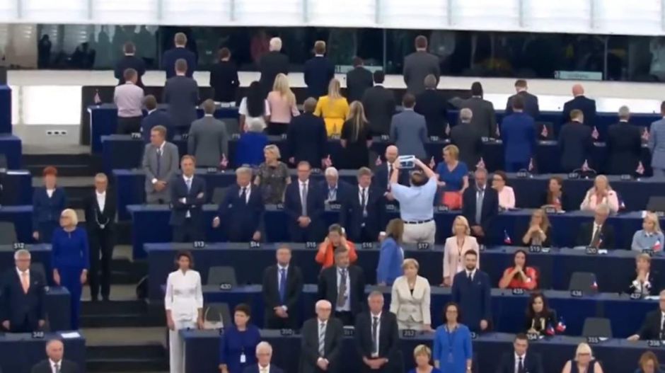 A Brexit Párt képviselői hátat fordítottak az Örömóda alatt