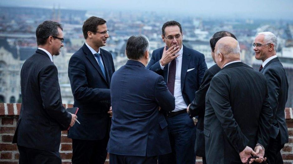 Orbánnak már kínos Strache, a német AfD dafke kitart mellette