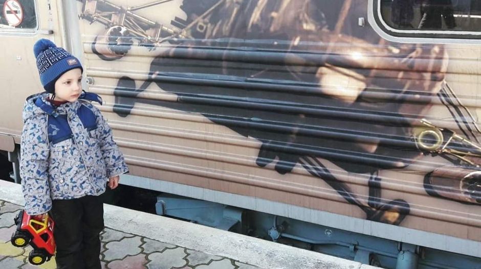 A propagandavonaton nincsen fék: szíriai hadizsákmánnyal roadshow-zik az orosz hadsereg
