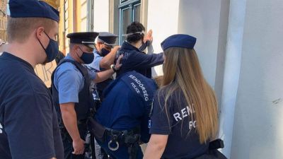 Balhé a DK-roadshow egri állomásán: rendőrök szerelték le a tüntetőket