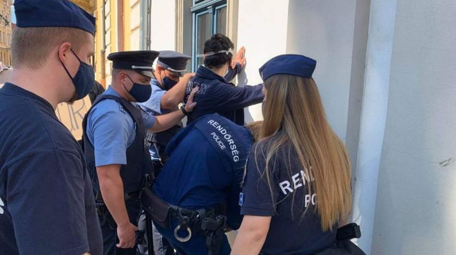 Balhé a DK-roadshow egri állomásán: rendőrök szerelték le a tüntetőket