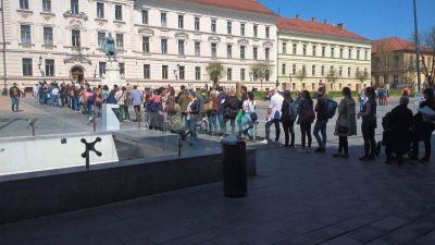 Pécsen is sorok kígyóznak