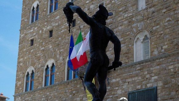 Olaszország túl nagy, hogy becsődöljön. De ahhoz is, hogy kimentsék