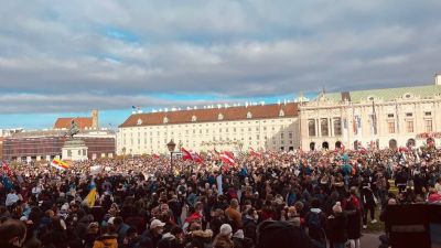 Több tízezren tüntettek Bécsben az új osztrák járványintézkedések ellen