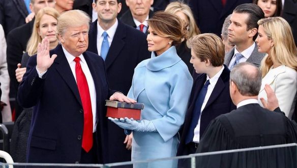 Felgyújtották Melania Trump szobrát Szlovéniában