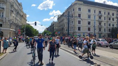 Videó: Egy autós a tüntetőkre hajtott, több sofőr dudaszóval támogatta a demonstrálókat