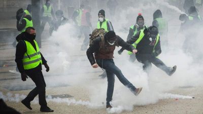 Elvesztette az ujjait egy férfi a sárgamellényes tüntetésen, mikor felrobbant egy gránát a kezében