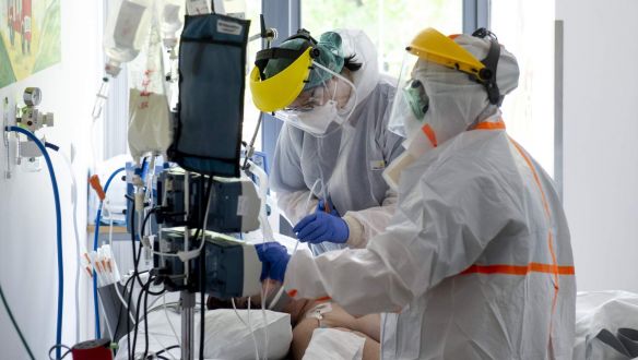 Két betegnél is harcolnom kellett, hogy történjen egy COVID-19-teszt – Prinz Gyula infektológus az Azonnalinak