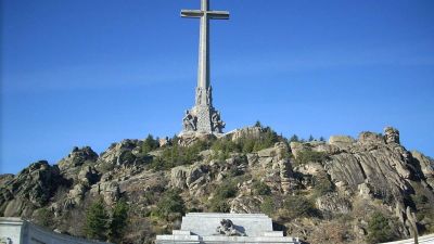 Nem hagyja a spanyol kormány, hogy Francót Madrid központjában temessék el