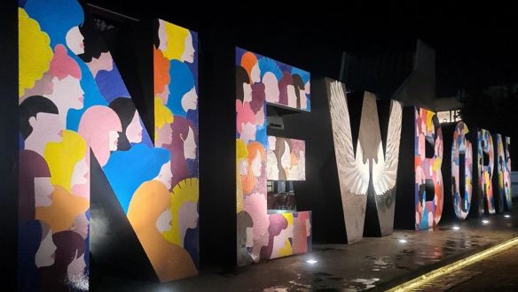 A nők elleni erőszakra hívja fel a figyelmet Koszovó legismertebb szobra