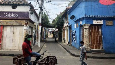 Megfelezte a fizetését Ecuador kormánya: van is miért vezekelniük