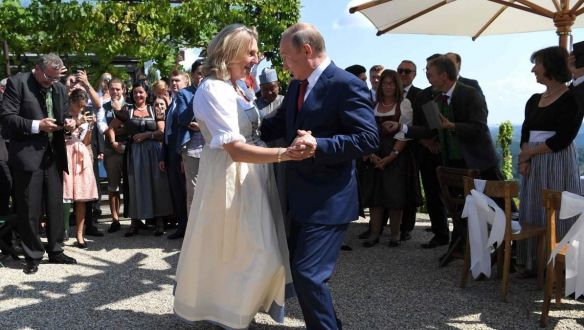 Orosz propagandalapba kezdett írni a Putyin által megtáncoltatott osztrák exkülügyminiszter