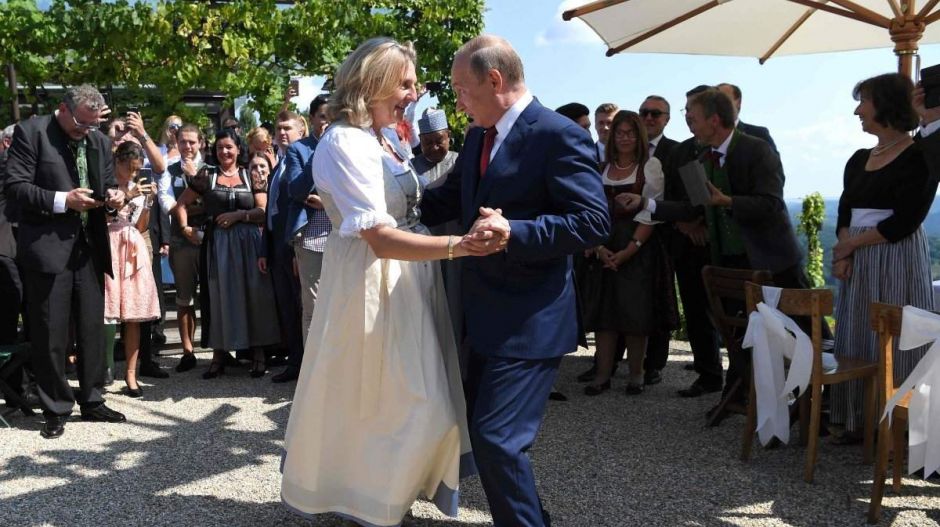 Orosz propagandalapba kezdett írni a Putyin által megtáncoltatott osztrák exkülügyminiszter