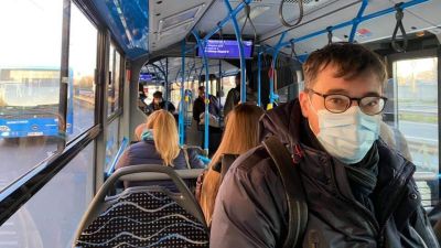 Szájmaszk járna a budapesti tömegközlekedőknek, a szállítmányra várnak ehhez
