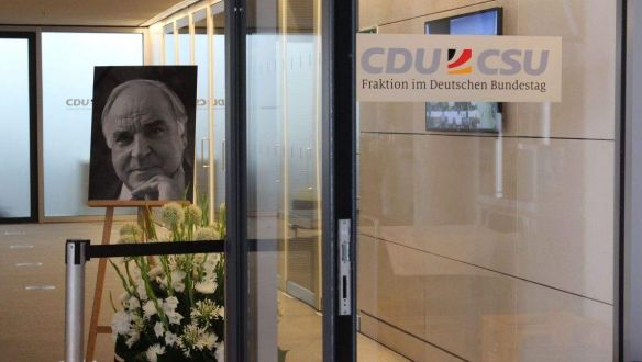 Egység és Európa: nem említik egy lapon Orbánnal Helmut Kohlt a berliniek