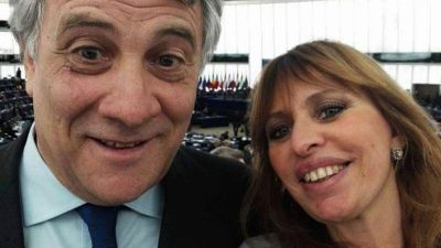 Mussolini unokája végigordított egy teljes beszédet az EP-ben