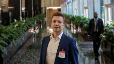 Az elhurcolt újságíró nélkül indult tovább Vilniusba a Belarusz által eltérített Ryanair-gép