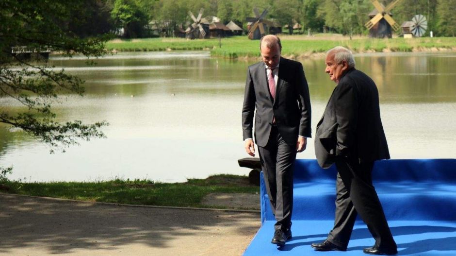 A román Orbannak kampányolt Weber az EU-csúcs előtt