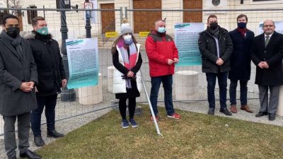 Rogán Antal és a kabinetfőnöke azonnali lemondását követelte az ellenzék a Karmelita Kolostornál