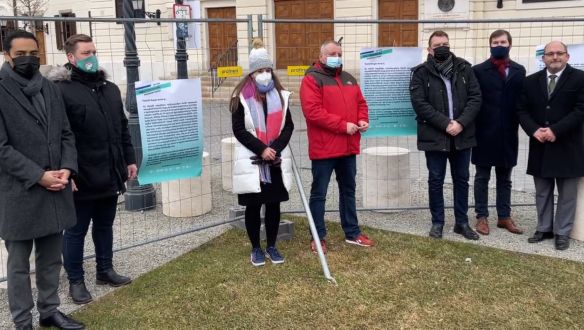 Rogán Antal és a kabinetfőnöke azonnali lemondását követelte az ellenzék a Karmelita Kolostornál