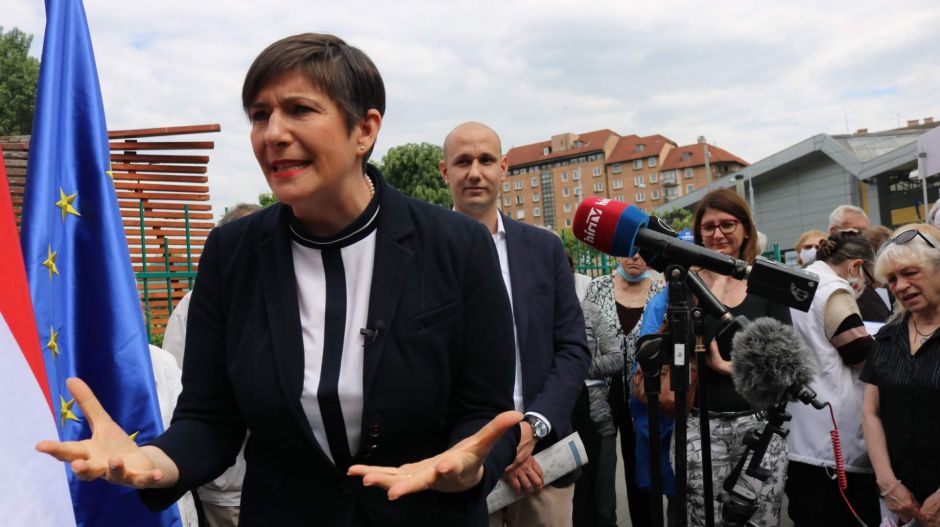 Sajtótájékoztatót hirdetett Dobrev Klára, de két kérdés után inkább átadta a szót