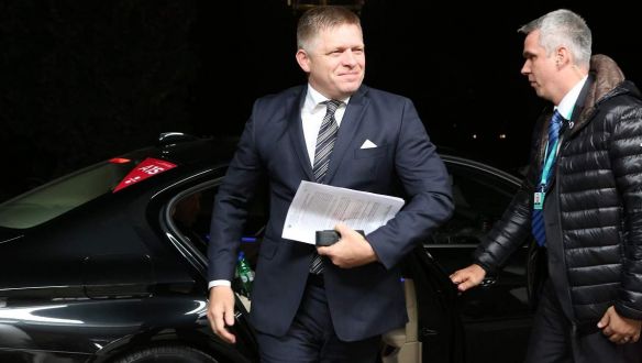 „Soros gyermekeit” és vírusirtócéget sejt a szlovák ellenzék mögött Fico
