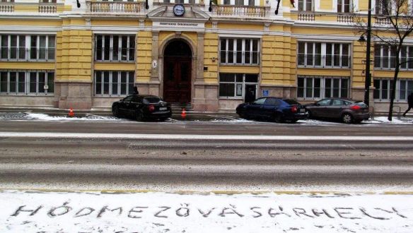 Hódmezővásárhely, graffitizték a hóba Kocsis Máténak a hivatal előtt