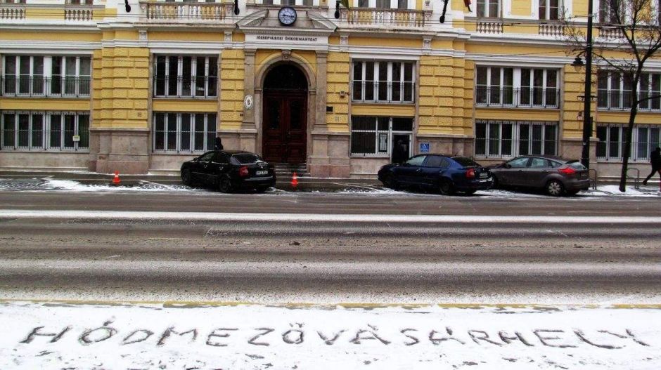 Hódmezővásárhely, graffitizték a hóba Kocsis Máténak a hivatal előtt