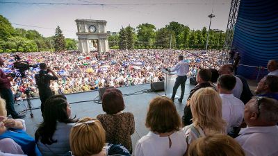 A bábmester a hátsó ajtón távozik – mi történik Moldovában?