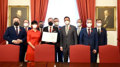 Jobboldali program extrákkal. Aláírták a koalíciós szerződést az alakuló cseh kormány pártjai