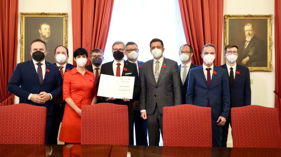 Jobboldali program extrákkal. Aláírták a koalíciós szerződést az alakuló cseh kormány pártjai