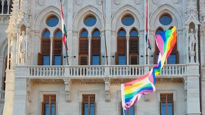 Megszavazta a parlament a pedofíliát a melegekkel összemosó törvényt