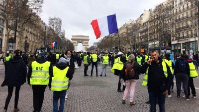 Nem vagyunk hülyék! – mondják a sárgamellényesek mellett kiálló francia művészek