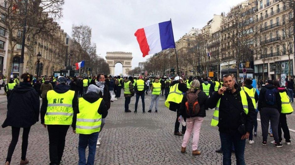 Nem vagyunk hülyék! – mondják a sárgamellényesek mellett kiálló francia művészek