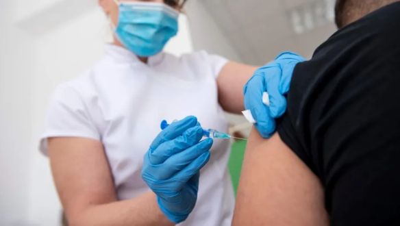 A beoltottak elutasítóbbak az oltatlanokkal, mint fordítva