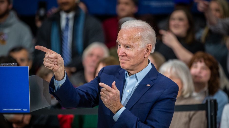 Bidenék oltást vagy heti tesztelést írnának elő a kormányzati alkalmazottaknak