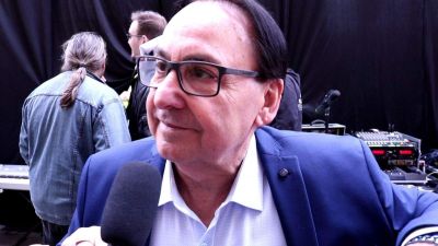 Ez nem kampányrendezvény, mondta Fásy Ádám, majd énekelt egyet a fideszes jelölttel