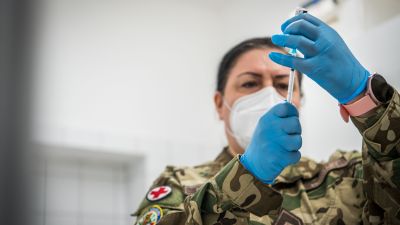 Messze még a járvány vége, és egyelőre leginkább az amerikai hadseregben lehet reménykedni