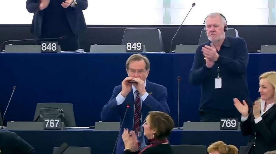 Elszájharmonikázta az Örömódát a szlovén néppárti képviselő