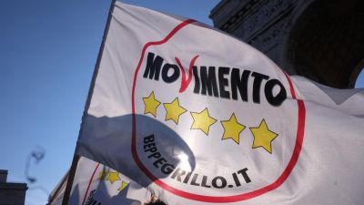 Teljes a balhé az Öt Csillagban, senki nem tudja, hogy Grillo vagy Conte nyeri-e a csatát