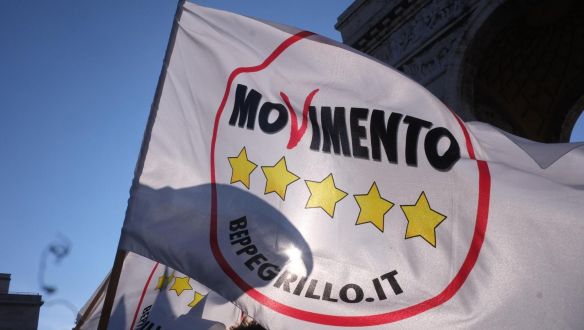 Teljes a balhé az Öt Csillagban, senki nem tudja, hogy Grillo vagy Conte nyeri-e a csatát