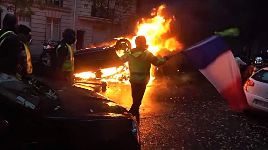 Akkora tüntetések folynak Párizsban, hogy Macronék már a szükségállapotot sem zárják ki