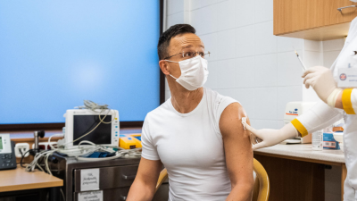 Szijjártó Péter az osztrák nagykövetséggel intéztette el, hogy beléphessen az országba