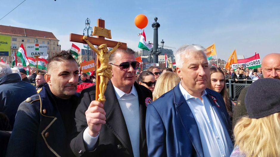 Győzike virít Semjén Zsolt és egy műanyag Krisztus mellett – halad a Békemenet