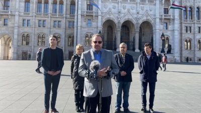 Az ellenzék észrevette, hogy furák a járványügyi korlátozások és most már az eltörlésüket követelik