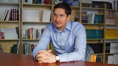 A kormánynak adott korlátlan felhatalmazás felesleges és alkotmányellenes – Karsai Dániel az Azonnalinak